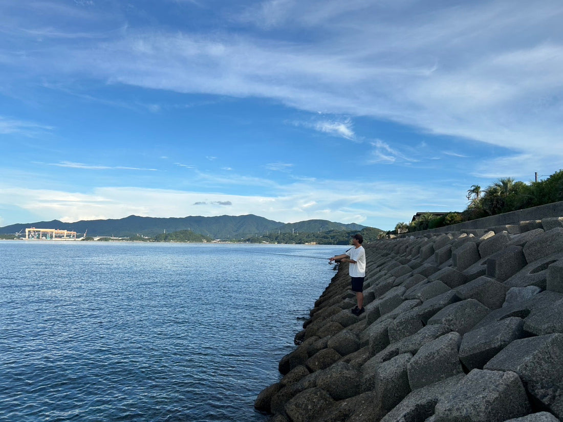 週末の伊王島旅行で、帽子が家族の思い出に寄り添う
