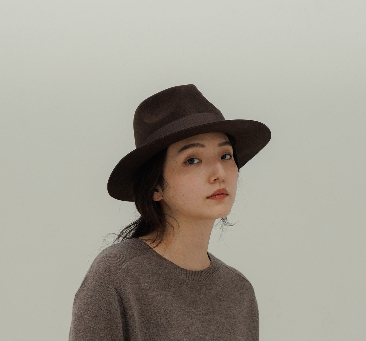 MIDDLE BRIM FLAT HAT-women-