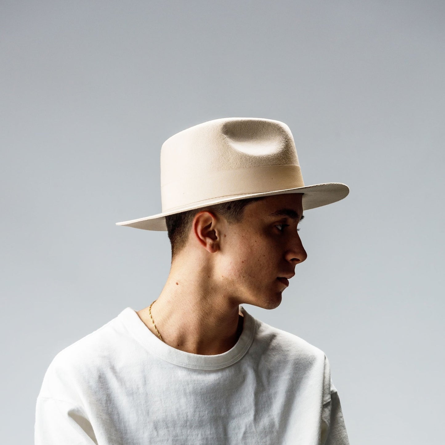 MIDDLE BRIM FLAT HAT